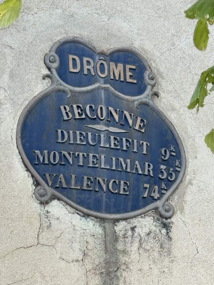 Plaque de cocher unique dans la Drôme appelée aussi 