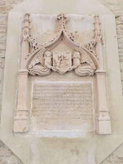 Plaque funéraire en hommage à un prêtre décédé le 2 décembre 1539