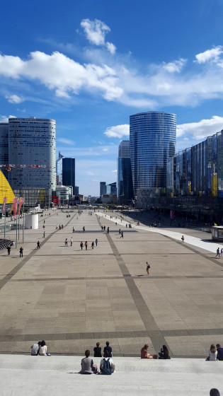 Point de vue sur La Défense et Paris depuis la Grande Arche