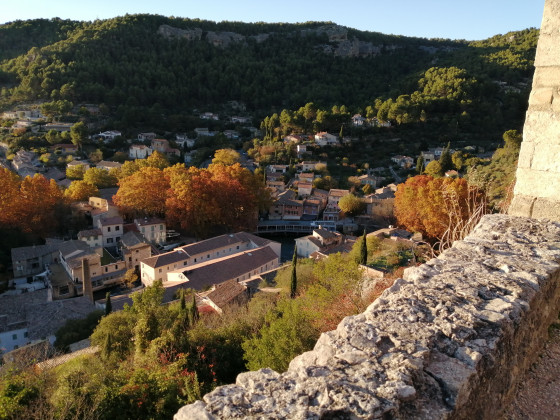 Point de vue sur la Fontaine de Vaucluse