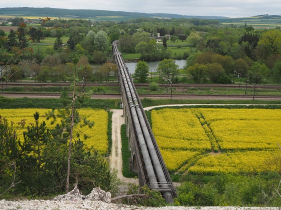 Pont aqueduc traversant la vallée de l\'Yonne