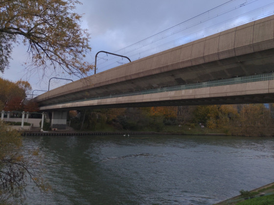 Pont de la ligne RER à Neuilly-Plaisance
