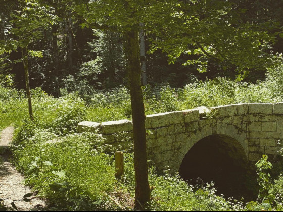 Pont de pierre après les falaises