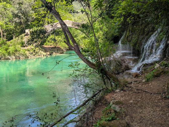Pont des Tuves - Cascade sur le sentier