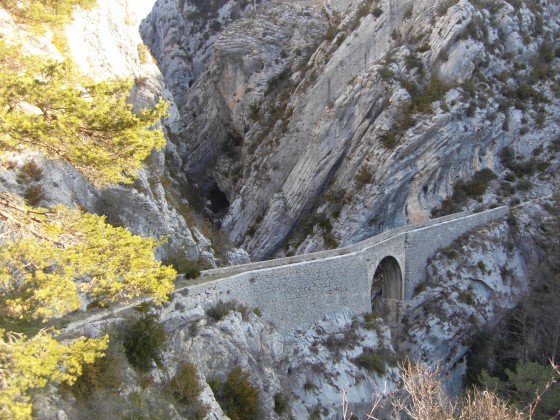 pont enjambant la clue du riolan