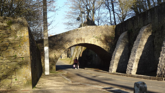 Pont enjambant la route