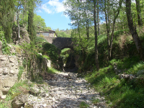 Pont enjambant le ruisseau.