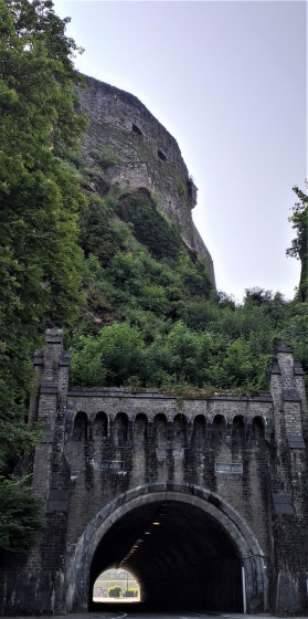 Pont passant sous les remparts du château de Bouillon