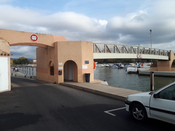 Pont piéton sur le Maravenne