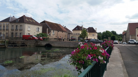 Pont principal de la commune de Mirebeau sur Bèze.