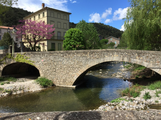 Pont sur la rivière à Lunas.