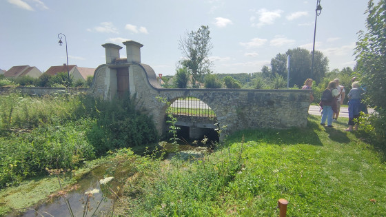 Pont sur le r&ucirc; du moulinet qui passe sous la route de Loconville