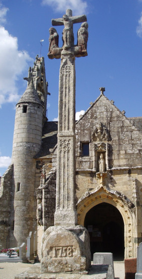 Porche de l\'Eglise de Lanloup et son calvaire