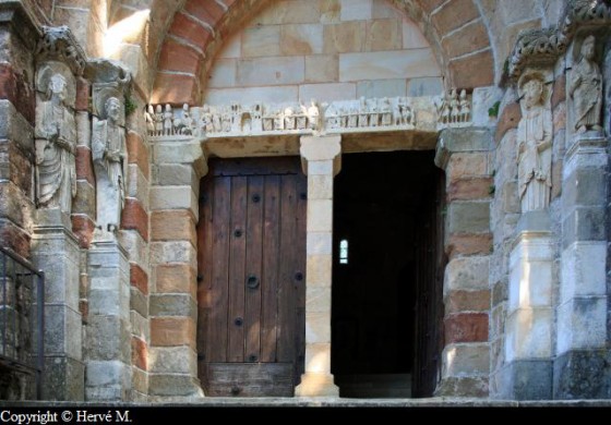 Portail de l\'église de Thines