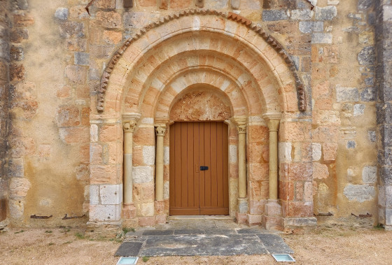 Portail de l\'église Saint-Saturnin de Vorly du XIIe siècle