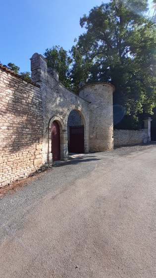 Portail du château de Suiré