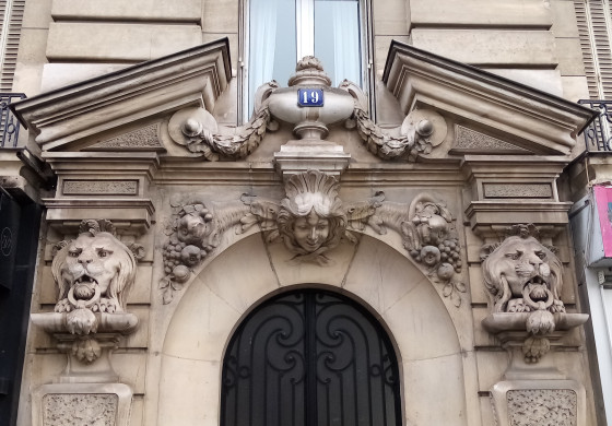 Portail orné de têtes de lion