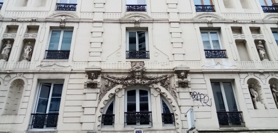 Portail richement décoré