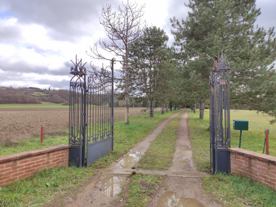 Porte d\'entrée au château de Gargas