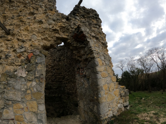 Porte d'entr&eacute;e de la chapelle "Notre Dame du Rosaire de Belpech" (Castelas)