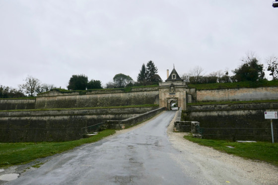 Porte de la Citadelle de Blaye avec les remparts