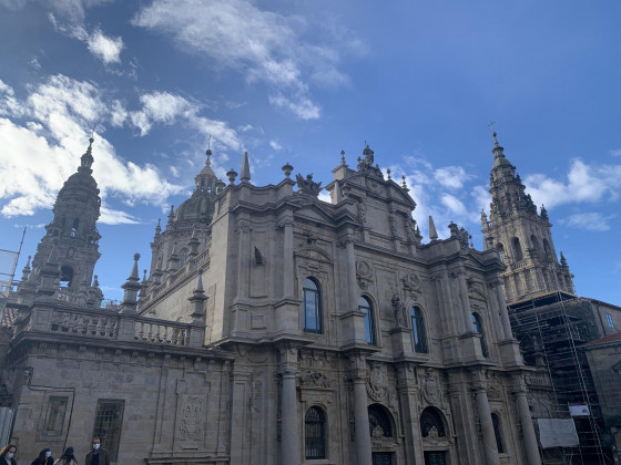 Porte nord de la cathédrale sur la Plaza del Azabache