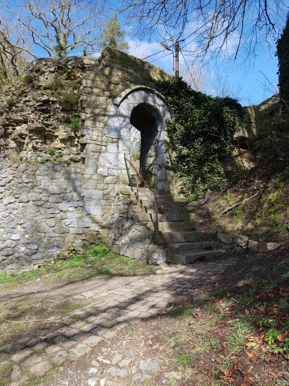 Porte près de la Tour Salamandre