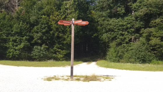 Poteau directionnel du Carrefour de le Croix Pineau.
