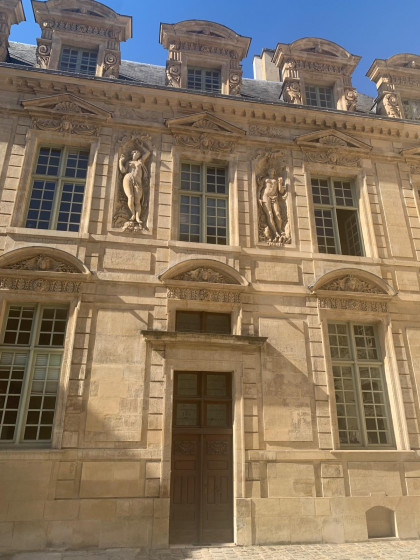 Première cour de l'hotel de Sully