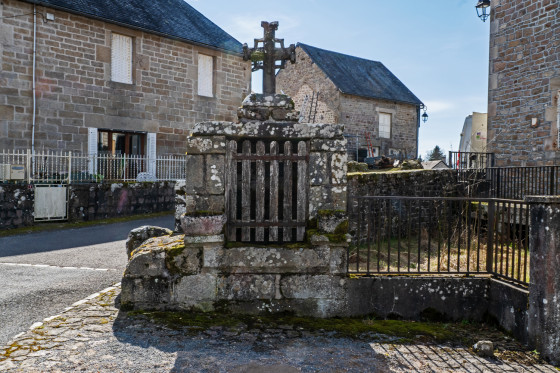 Puits et croix