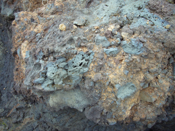 Pyroclastites incluses dans la coulée