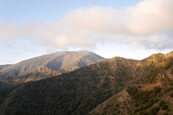 Quelques brumes côtières sur les massifs