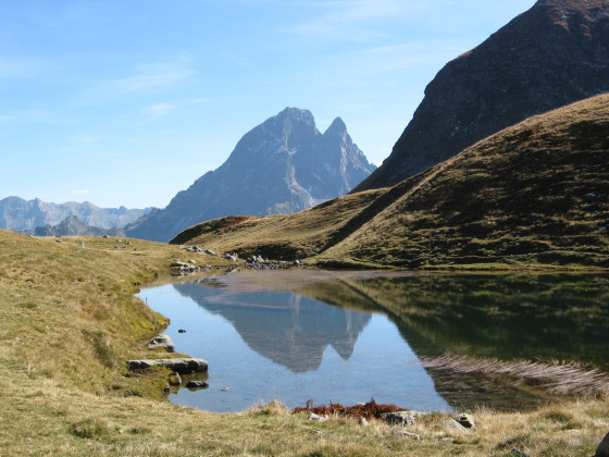 Reflet de Jean-Pierre dans le lac d'Aule