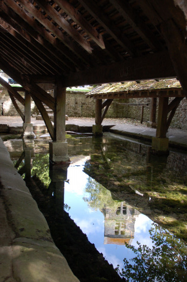 Reflet de l\'église de Courances dans l\'eau du lavoir