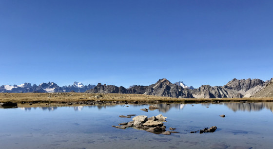 Reflets dans un autre anonyme du plateau des Gardioles