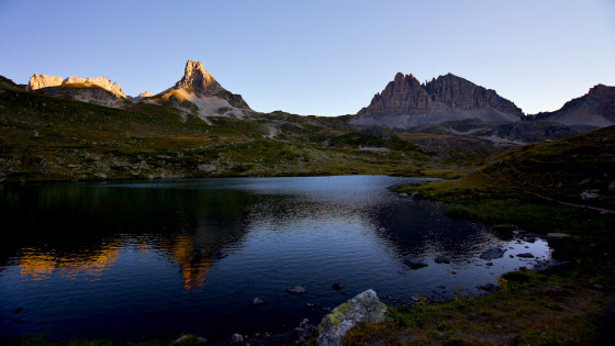 Reflets du Roc de Valmeinier et du Grand Adret dans le Lac Lavoir