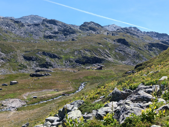 refuge des Marches en fond de vall&eacute;e