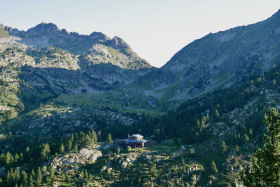 Refuge et Portella des Bésines (au fond)