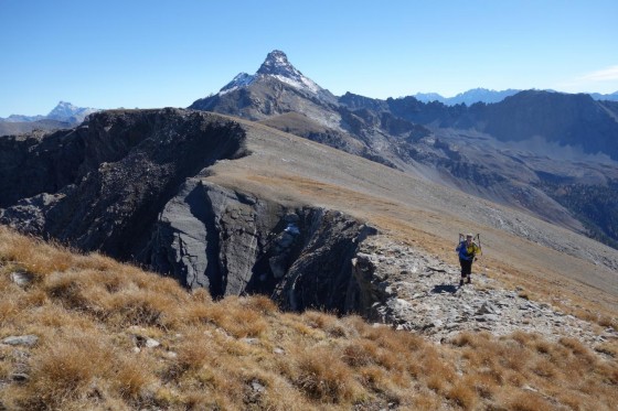 Regard arrière sur les crêtes et le Grand Rochebrune