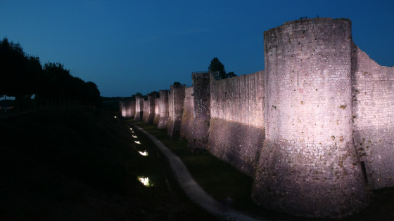 Remparts de Provins la nuit