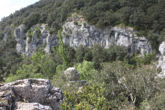 Rive gauche surplombant le Gour, roches majestueuses