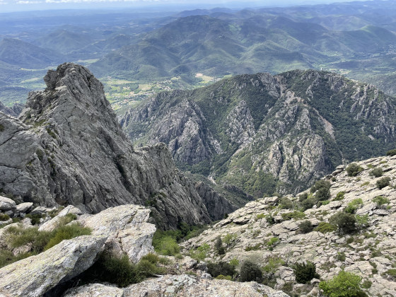 Roc Caroux et vue sur les gorges d'Héric