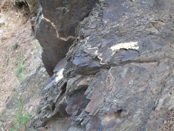 Roche métamorphique d\'origine volcanique traversée par une veine très plissotée Roche métamorphique d\'origine volcanique traversée par une veine très plissotée