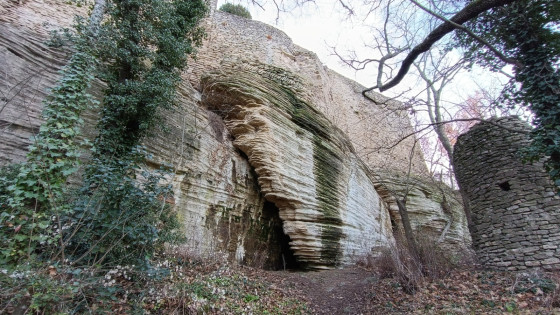 Rocher sous les remparts de Goult