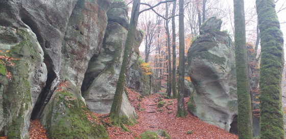 Rochers longeant le sentier