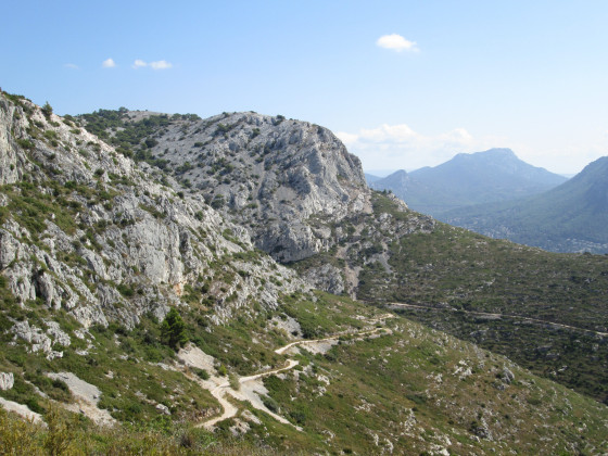 Rochers, piste et vallon