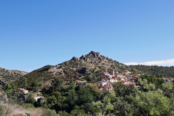 Rod&egrave;s sous les ruines de son ch&acirc;teau