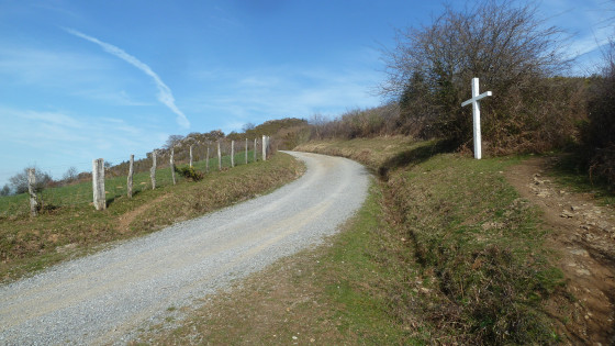 Route qui mène à la chapelle.