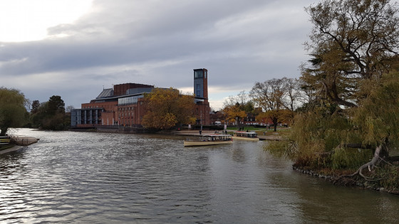 Le Royal Shakespeare Theatre près de la rivière Avon