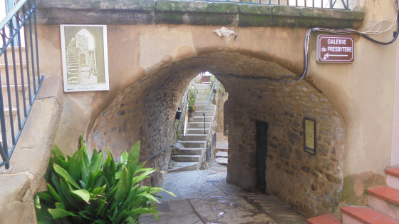 Rue de l\'église de Berres-les-Alpes.